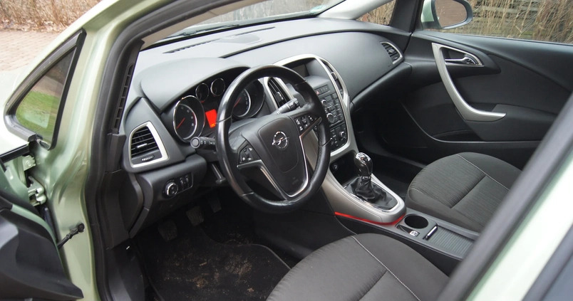 Opel Astra cena 26900 przebieg: 136000, rok produkcji 2011 z Kałuszyn małe 379